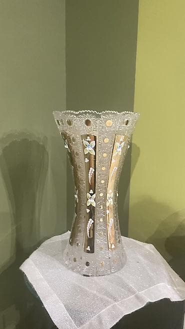 led isig: Bir vaza, Xrustal — 2