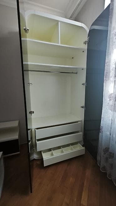 divan desti: Məhsul: Qara-çəhrayı parlaq önlü, ağ korpuslu müasir qarderob və uyğun — 8