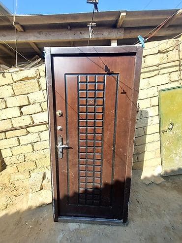 Metall qapı dəsti - Material: polad gövdə, ağac naxışlı qəhvəyi dekor