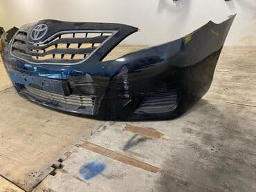 ceşqa buferi: Toyota markalı avtomobil üçün tünd göy rəngdə bamper. Bamperdə — 3
