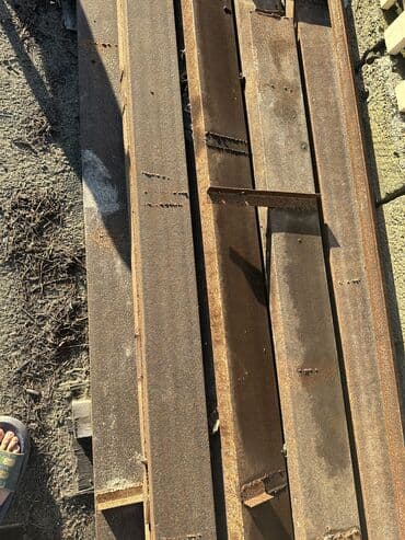 Tavan: Metal profil şvellerler. 5-6 metr uzunluq. 20-25 cm eni. Tikinti üçün — 4