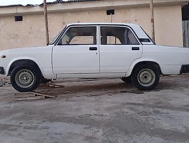 masin asilqan: VAZ 2107 sedanı - Kuzov: 4 qapılı, klassik “Jiquli” dizaynı, ağ rəng — 2