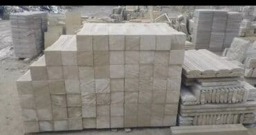 балясины из камня: Ağ rəngli, müxtəlif formalı və ölçülü dəmir-beton sütunlar. Bu — 25