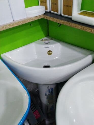 hamam kuncluyu: Ağ rəngdə, künc üçün nəzərdə tutulmuş keramika əl-yuyan lavabo. Bu — 1