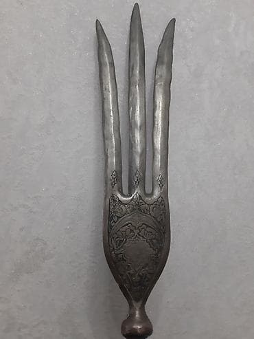 divarda dekor: Məhsul: Üçdişli Mis Nize basligi Təsvir: - Material: Dəmir/metal — 5