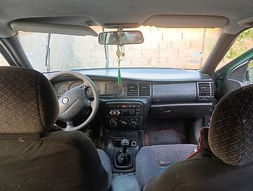 suru: Opel Vectra: 1.6 l | 1996 il Sedan — 4