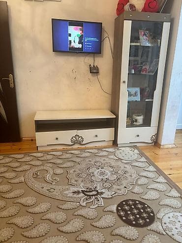 stenka mebel 2022: Qonaq otağı üçün mebel dəsti Tərkibi: - 2 ədəd şüşə vitrin (birinin — 2