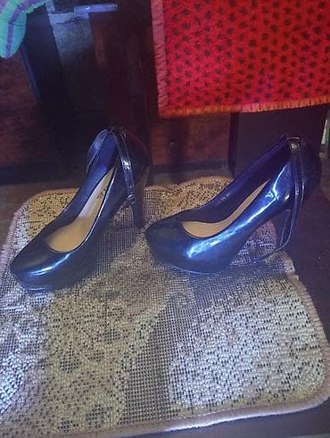 qara ayaqqabı: Qadın ayaqqabıları – yüksək dabanlı, platformalı model - Rəng: qara - — 2