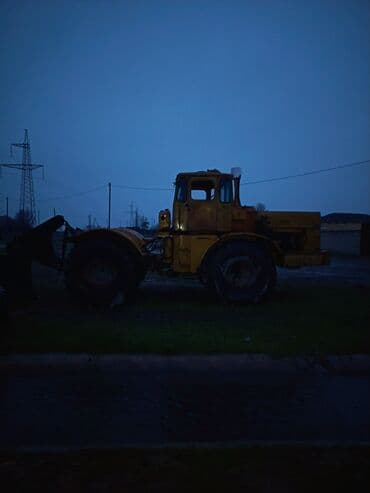 yer qazan traktor: Sarı rəngli iri ölçülü Kirovets tipli 4x4 təkərli traktor/artsı — 2