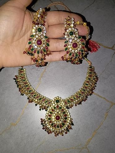 Hindistandan gətirilib.Uzeri təbii daslardir