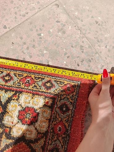 xalca uzlukləri: Qırmızı əsaslı, Şərq motivli xalça - Ölçü: təxminən 1,40 m × 2,30 m — 2