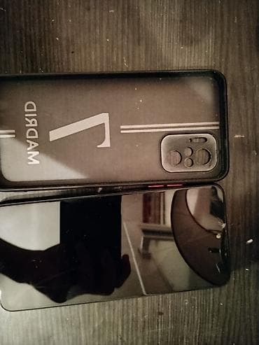 Redmi smartfon (arxa qapağında “Redmi” loqosu görünür) – ehtimalən