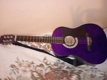 gitara satilir: Bənövşəyi rəngdə, 6 simli akustik gitara. Ön hissəsində qara rəngli — 4
