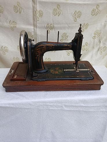 qedmi pullar: Antik pedal tikiş maşını – taxta qutulu - Model: Podolsk/Adler tipli — 7