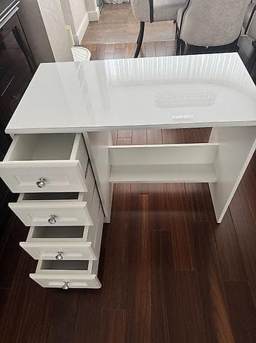 mebel satıram: Salam.Satıram yazı masası.Uzunluqu 95 sm,eni 50 sm,hündürlüyü 75 — 2