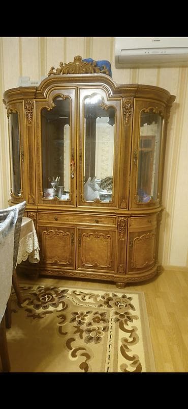 Klassik üslubda vitrin-bufet - Material: təbii ağacdan hazırlanmış
