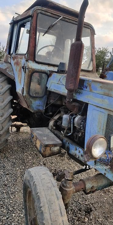 Məhsul: Kənd təsərrüfatı traktoru və arxa asqıda mineral gübrə səpən