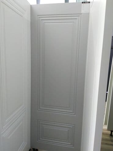 i̇şlənmiş qapı: Ağ rəngdə, klassik dizaynlı qapı. Qapının səthi panellərlə — 1