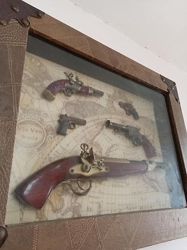 glock 17 oyuncaq: Divar üçün dekorativ vitrin – antik üslublu maket tapança kolleksiyası — 2