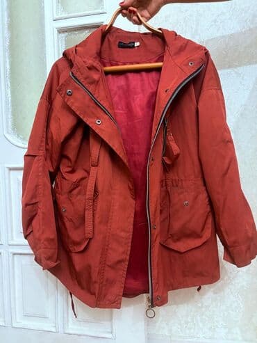 Qadınlar üçün pas rəngli yüngül parka/kurtka. Xüsusiyyətlər: - Rəng