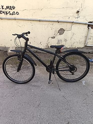 velosipet peredok: Şəhər/trek tipli universal velosiped – tam qara dizayn Xüsusiyyətlər — 2