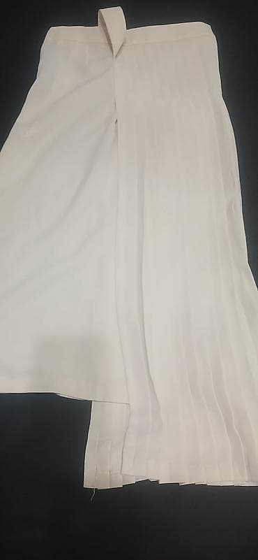 Ağ rəngli qadın ətəyi – asimmetrik dizaynlı, yarı plisse detallı