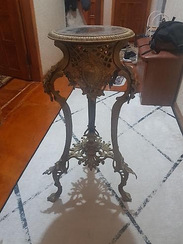 Antik üslublu dekorativ stend/kiçik masa hündürlüyü 74 sm - Material