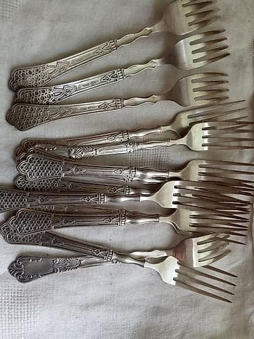 qamak nədir: Antik bəzəkli süfrə dəsti – gümüşü rəngli metaldan (yazılar və — 1