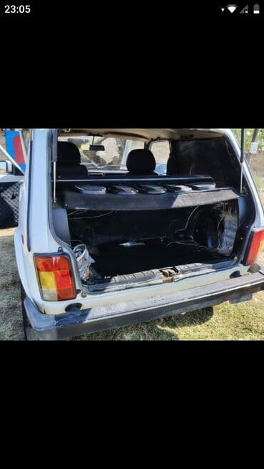 инвертор с 12 на 220 вольт: LADA Niva 4x4, ağ rəng, 3 qapılı kuzov. Texniki və xarici — 5