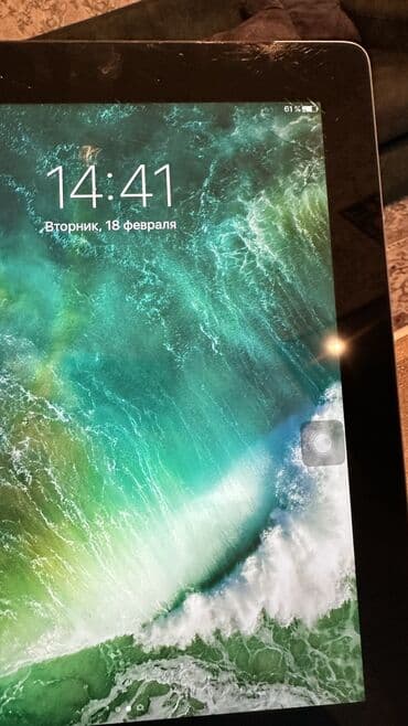 ipad 9 ikinci el: Tam işlək ipad 4 . Sağ yuxarı küncündə sınıq var. İşləməyinə problem — 1