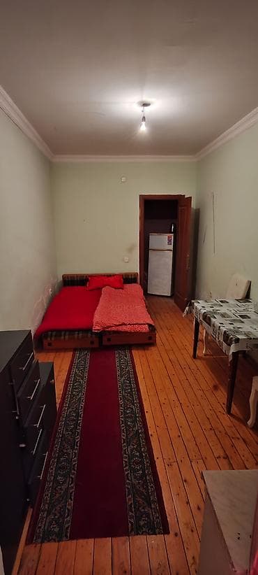 1 gunluk ev: Kirayə üçün 1 otaqlı, ayrı girişli kiçik mənzil. Xüsusiyyətlər: - — 2