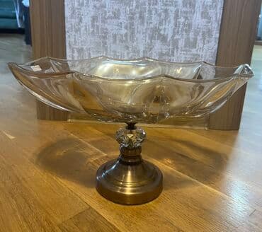 plastik suse: Şəffaf şüşə materialdan hazırlanmış, dalğalı kənarları olan və metal — 3