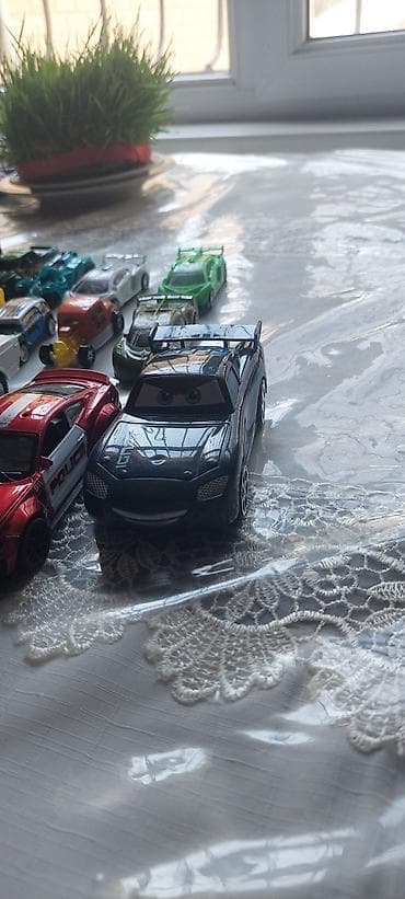 işlənmiş uşaq maşınları: Metal oyuncaq maşınlar dəsti - Miqyas: təxminən 1:64 - Korpus: metal — 10