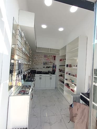 Оборудование для производства: Tezedi Bujiterya vitrini satılır 1000 azn. Olcu 4 metr. Sifarişlə 2700 — 1