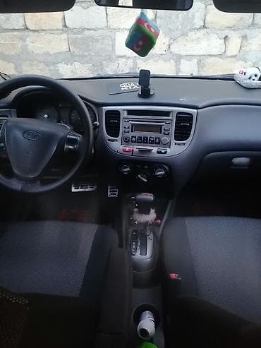 disk teker opel: Qırmızı rəngli kompakt sedan. Xüsusiyyətlər: - Kuzov: 4 qapılı sedan — 3