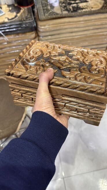 Əl oyma taxta qutu - Material: təbii ağac, parlaq lak örtük - Dizayn