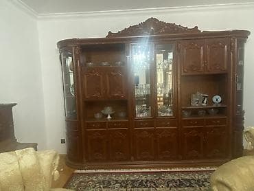 parca skaf: Klassik üslubda iri ölçülü qonaq otağı vitrini/bufet dəsti — 1