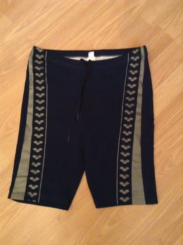 çoban geyimi: Uzguculuk ucun sort
Arena brendi 
Olcu 34 — 1