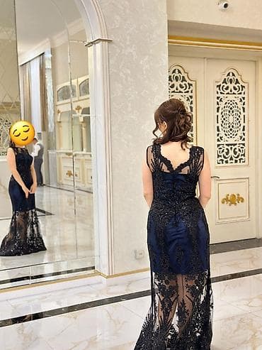 Şık gecə/libas – lacivərt əsaslı, qara krujeva ilə işlənmiş uzun model