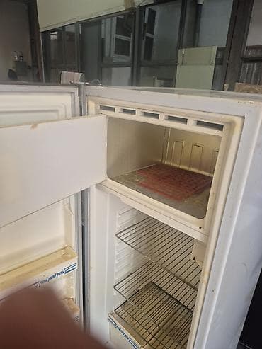 soyuduu: Bir kameralı məişət soyuducusu, yuxarıda daxili dondurucu bölmə ilə — 3