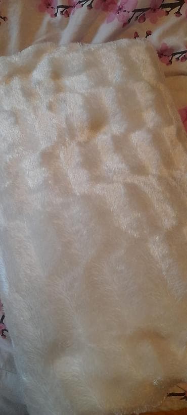 stul ustu: Ağ rəngli, yumşaq tüklü plaşet/örtük parçası. ÖLÇÜ: 2 × 2.30 Biri 25 — 5