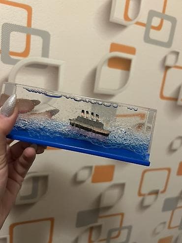 ceyran derisi: Masa üstü dekor – su ilə dolu şəffaf akril paneldə gəmi maketi - — 1