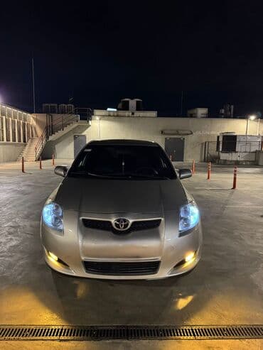 Toyota Auris: 1.4 l | 2010 il Sedan