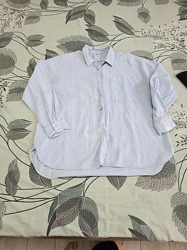 Açıq mavi rəngli, geniş kəsimli qadın köynəyi. - Material: nazik