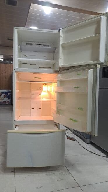 Mərmər effektli PVC panellər: Üçqapılı soyuducu - Üst hissə: ayrıca dondurucu kamerası, rəflərlə. - — 2