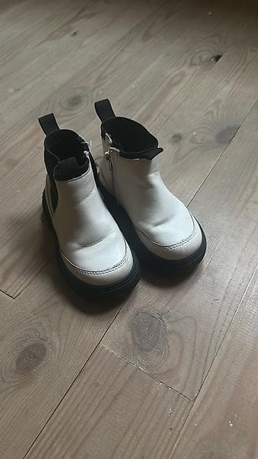 детские резиновые сапоги: Uşaq botları – ağ rəngli, qalın qara altlıqla. - Model: qısa boğaz — 1