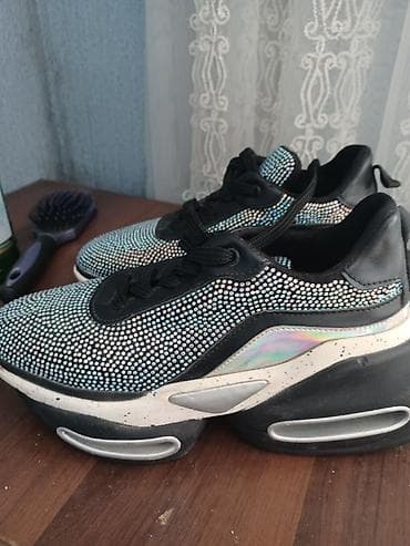 Qadın idman ayaqqabısı.marka - Rəng: qara baza, üst hissə tam örtülü