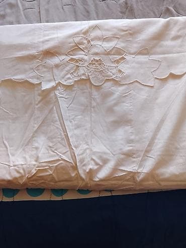 8 mart dekoru: Ağ rəngli masa örtüyü/örtük parçası - Ölçü: 2.20 × 1.80 m (şəkildə — 2