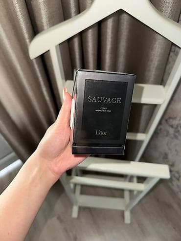 Dior Sauvage Elixir – kişi ətiri
Yenidir,dutyfreeden goturulub