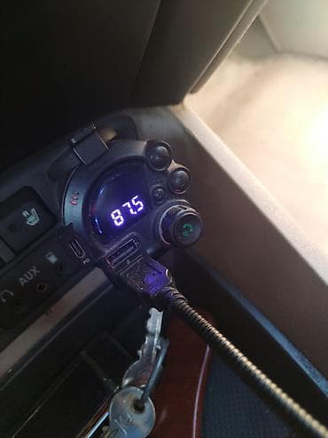 Avtomobil üçün FM transmitter və USB şarj cihazı. Cihaz siqaret